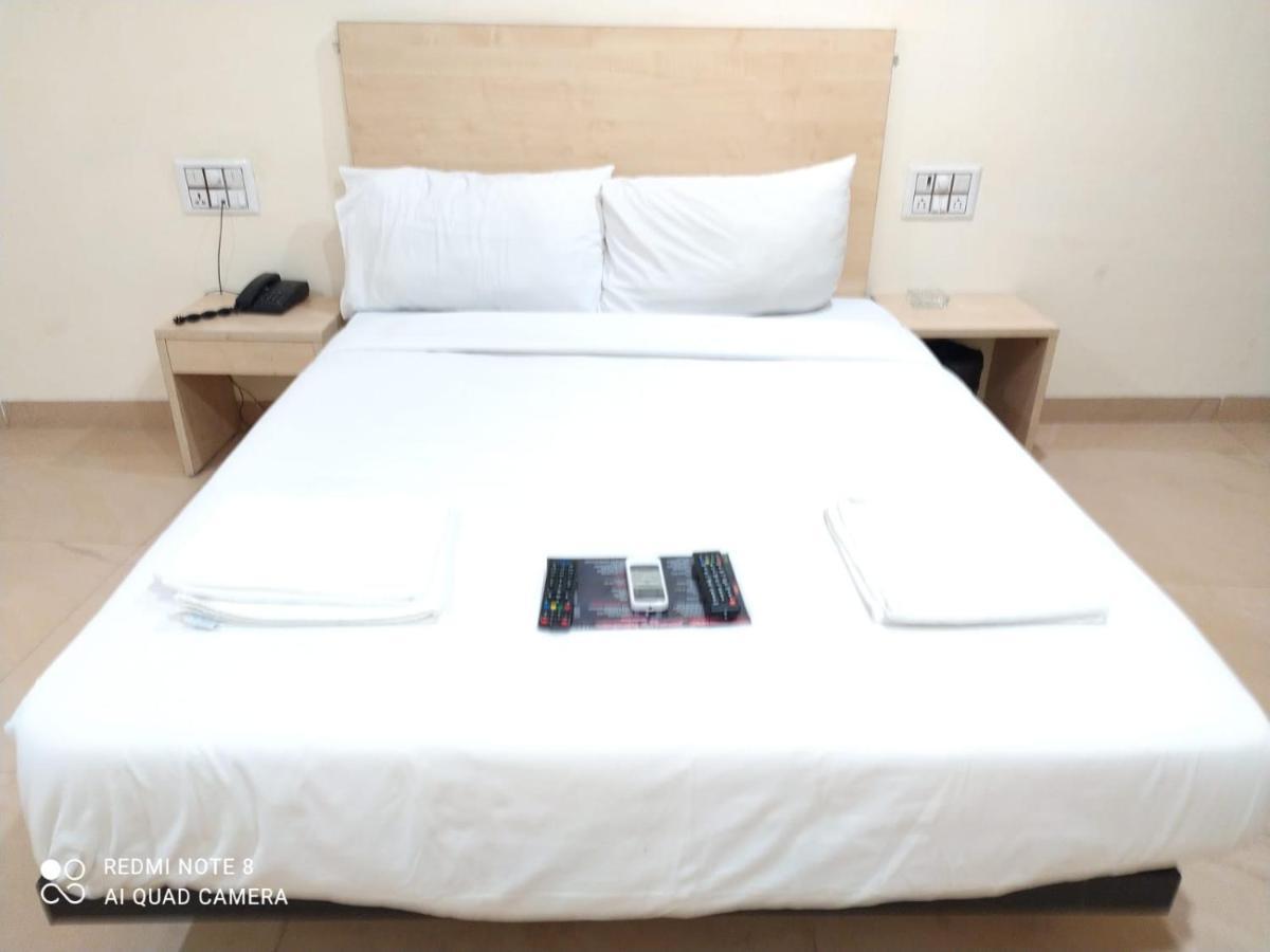 U Life Hotel Mumbai Exterior photo